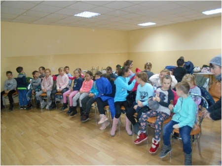 Głośne czytanie w najmłodszej grupie przedszkolaków z Przedszkola w Michałowie