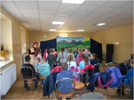 Głośne czytanie w najmłodszej grupie przedszkolaków z Przedszkola w Michałowie