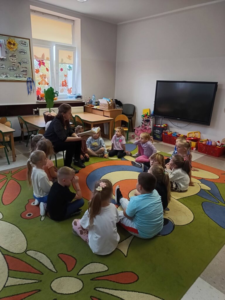 Głośne czytanie w przedszkolu – „Rzepka” Juliana Tuwima