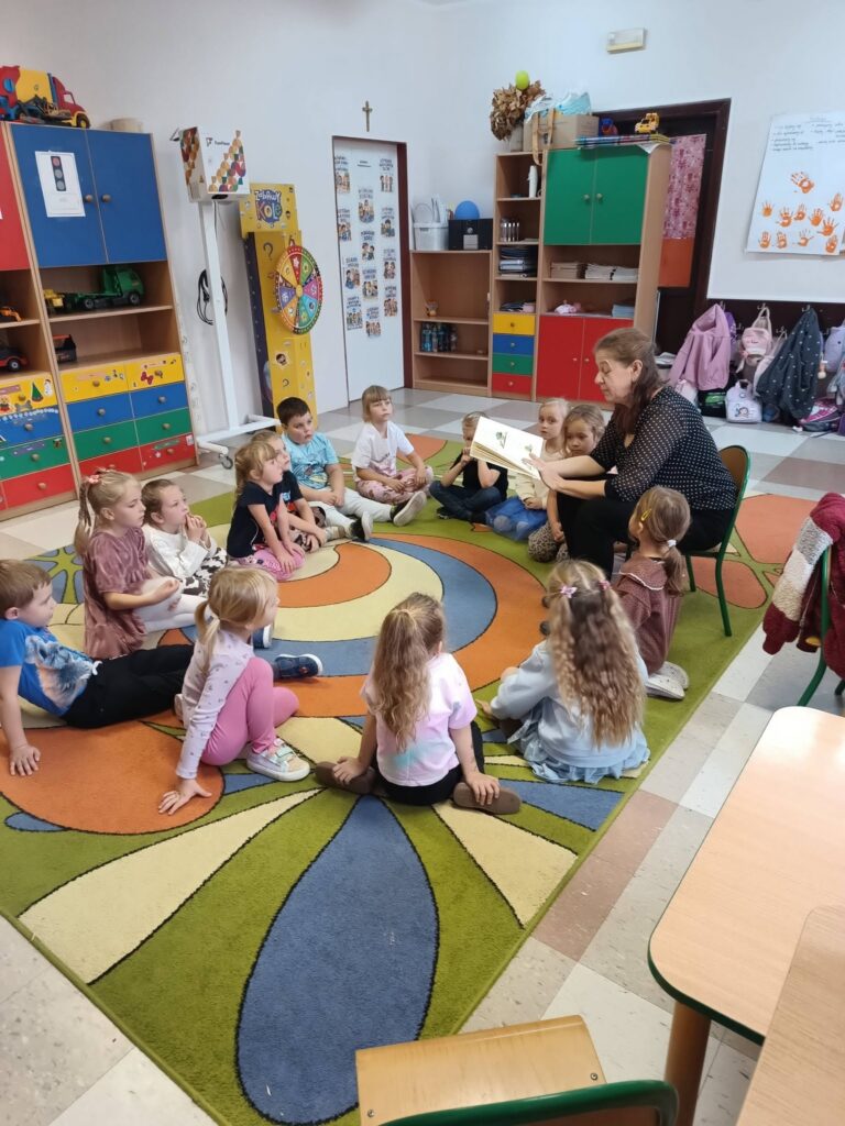 Głośne czytanie w przedszkolu – „Rzepka” Juliana Tuwima