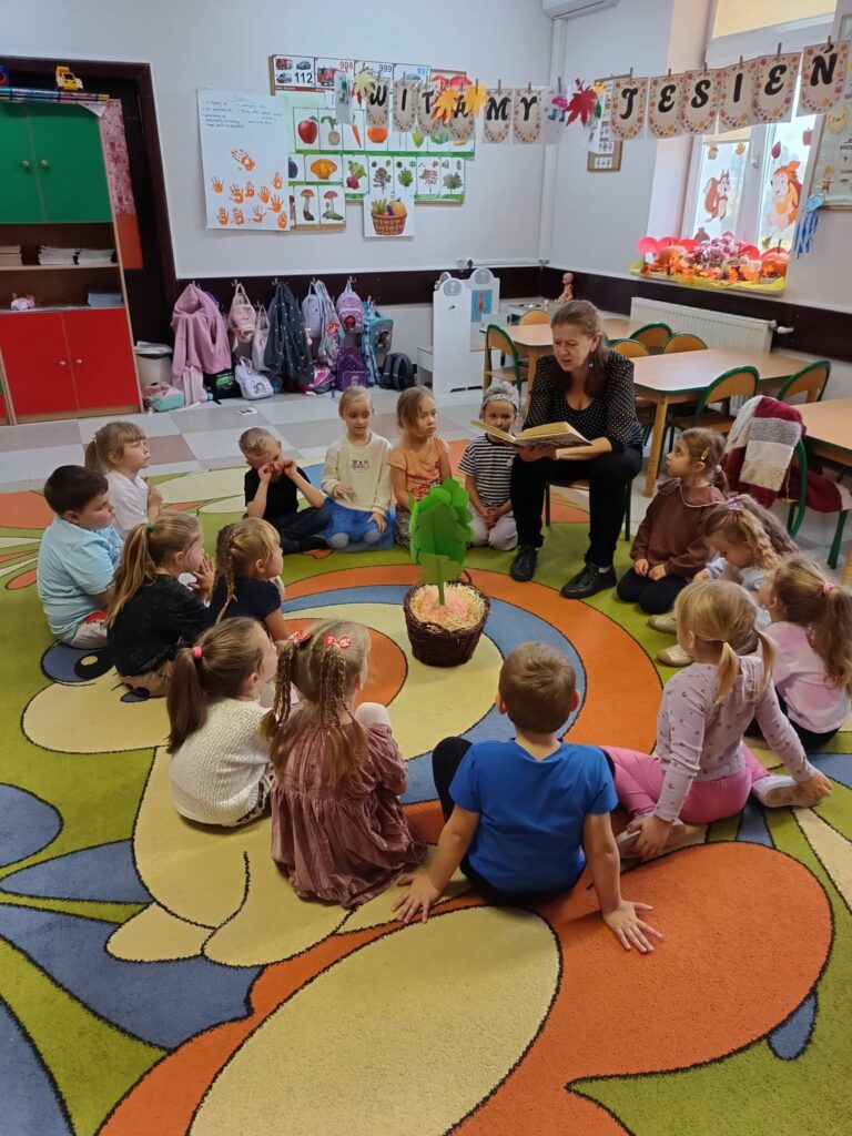 Głośne czytanie w przedszkolu – „Rzepka” Juliana Tuwima