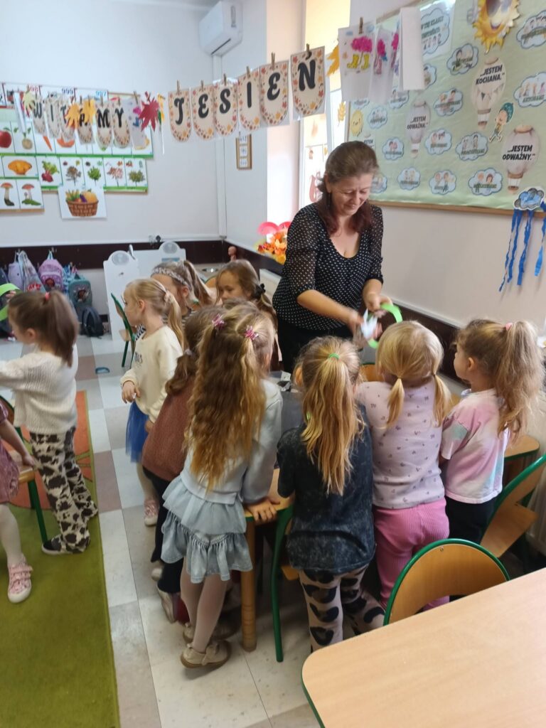 Głośne czytanie w przedszkolu – „Rzepka” Juliana Tuwima